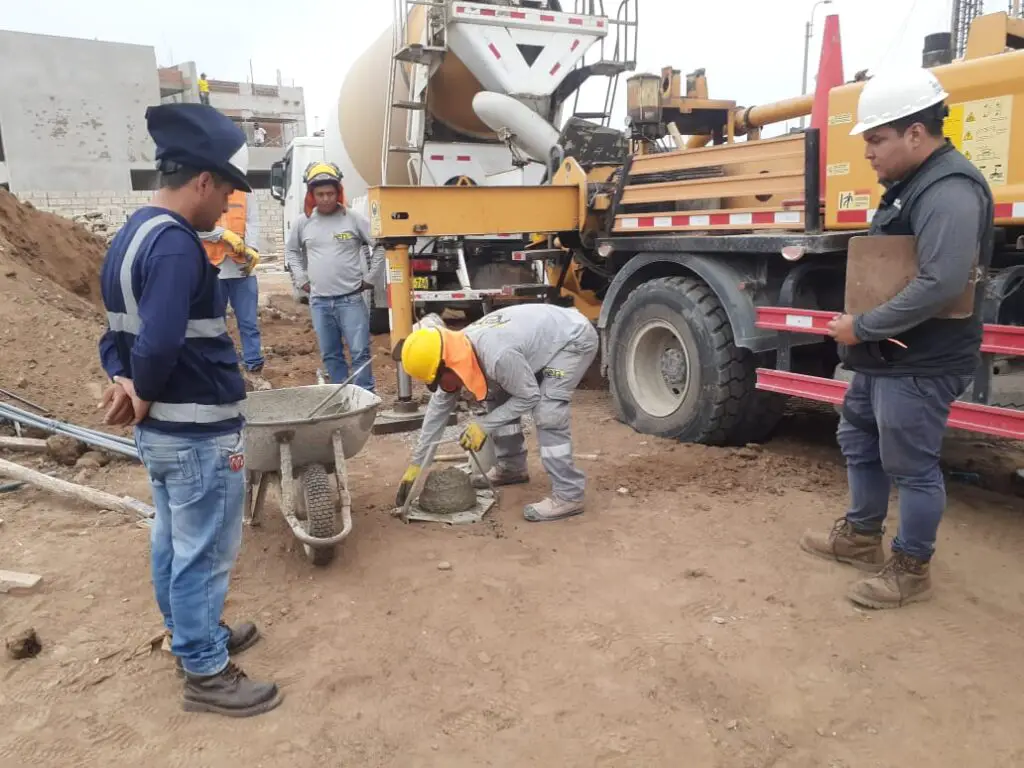 Ensayo de revenimiento del concreto con slump de 4 a 6"